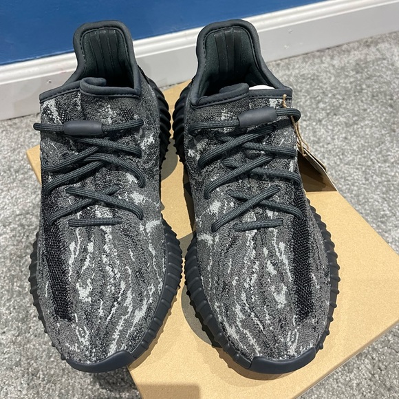 YZY BOOST SNEAKERS SIZE 6 - Picture 1 of 9